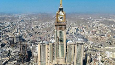 Ausufernder Bauboom. Für den überdimensionierten Uhrenturm direkt hinter der Kaaba in Mekka musste 2002 eine osmanische Festung weichen.