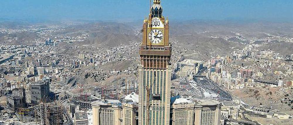 Ausufernder Bauboom. Für den überdimensionierten Uhrenturm direkt hinter der Kaaba in Mekka musste 2002 eine osmanische Festung weichen.