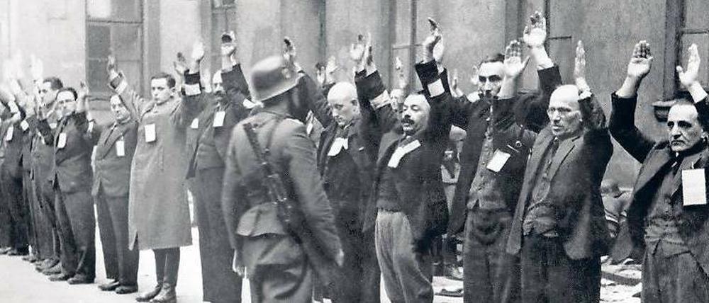Warschauer Ghetto, April 1943. SS-Männer rekrutieren Arbeitskräfte aus einer Gruppe jüdischer Gefangener. Für eine Enzyklopädie der Lager dokumentieren Forscher des Washingtoner Holocaust Museums „jeden einzelnen Ort, an dem jemand festgehalten wurde“.