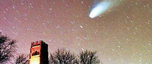 Prachtexemplar. Der leuchtende Staubschweif des Kometen Hale-Bopp am 2. April 1997 am Nachthimmel über Glastonbury, Großbritannien.