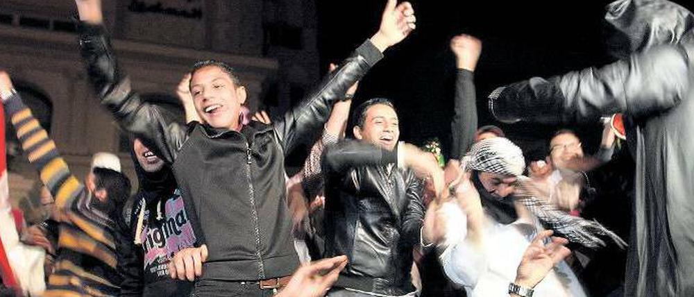 Losgelassen. Jugendliche in Kairo tanzen den „Harlem Shake“.
