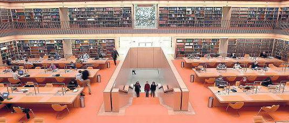 Freier Zugang. Die beeindruckende offene Treppe, die in den Forschungslesesaal der Staatsbibliothek Unter den Linden führt, trägt auch Geräusche nach oben.
