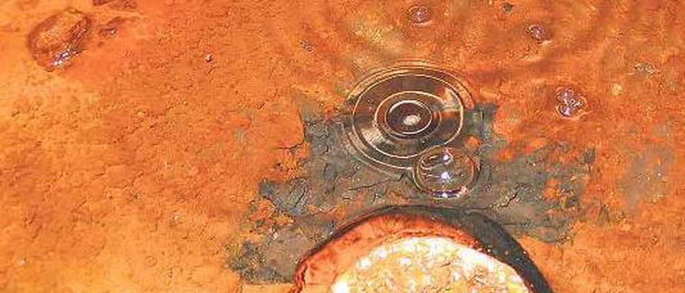 Blubbern aus der Urzeit. In tiefen Minenschächten finden Geoforscher Wasser, das seit Jahrmillionen keinen Kontakt zur Oberfläche hatte. Mithilfe austretender Gase kann es datiert werden. 