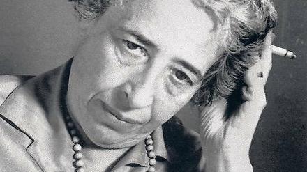 Hannah Arendt in Denkerpose mit Zigarette
