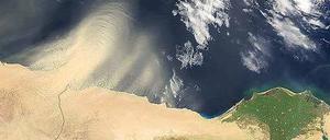 Tausende Kilometer voneinander entfernt und doch Teil eines Wetter- und Klimaphänomens. So wie beispielsweise Staubwolken aus der Sahara in Süd- und Mittelamerika Fauna und Flora beeinflussen, so kann Wind am Boden Luftströmungen in großer Höhe beeinflussen.