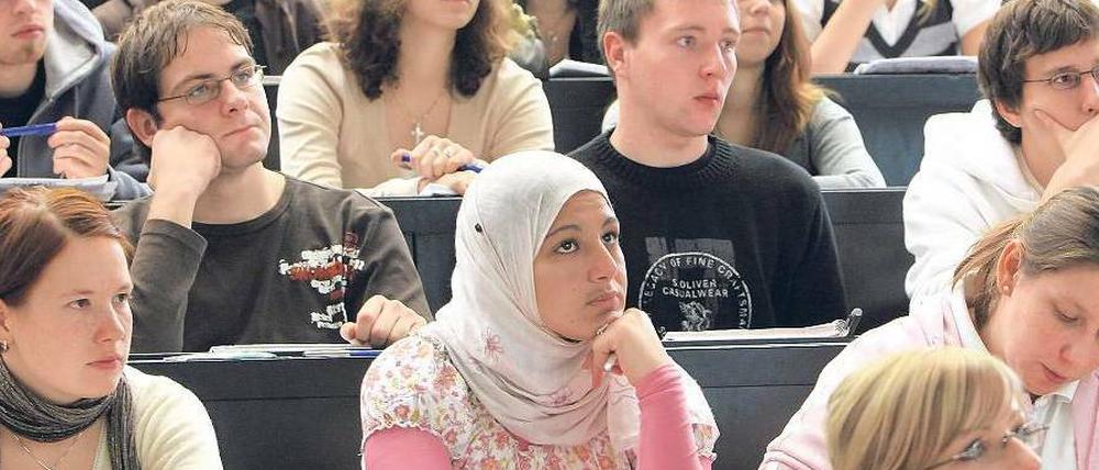 Muslimische Studentin im Hörsaal