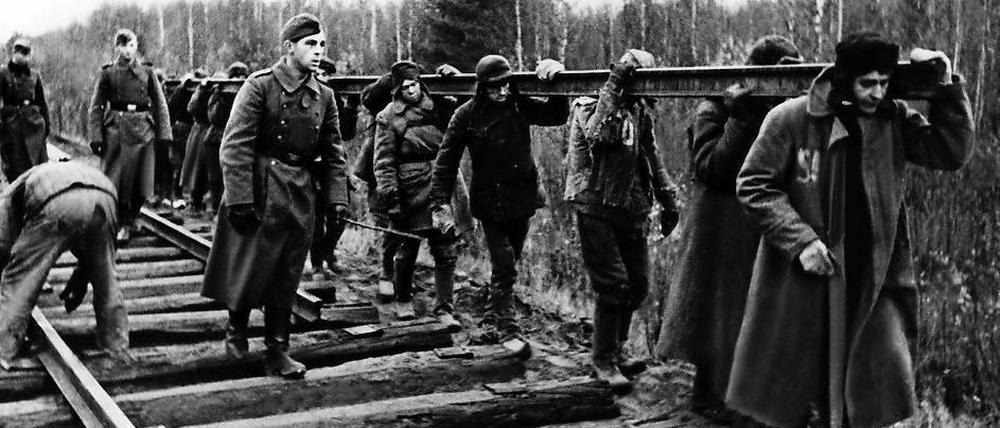 Zwangsarbeiter beim Schienenbau in Osteuropa 1942