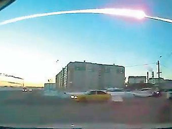 Gefilmt. Der Meteor über Russland wurde von zahlreichen Kameras aufgezeichnet, unter anderem weil viele Russen in ihren Autos Videokameras installiert haben.