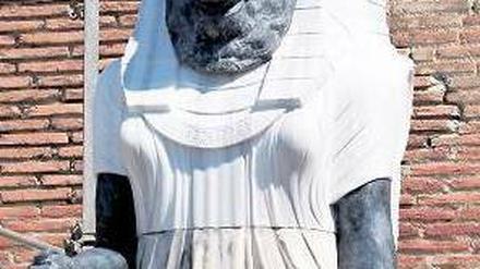 Archäologische Attraktion. Die in Bergama aufgestellte 8,5 Meter hohe Statue der löwenköpfigen Göttin Sachmet.