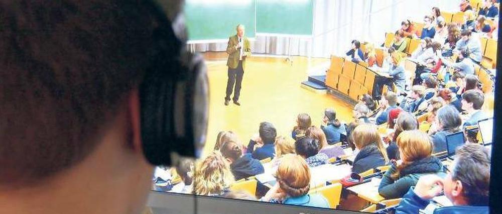 Testlauf. Die Freie Universität setzt den Online-Kurs des Erziehungswissenschaftlers Gerhard de Haan seit dem Beginn des laufenden Wintersemesters ein. Das Video ersetzt probeweise die Präsenz-Veranstaltung für Erstsemester in Lehramtsstudiengängen. 