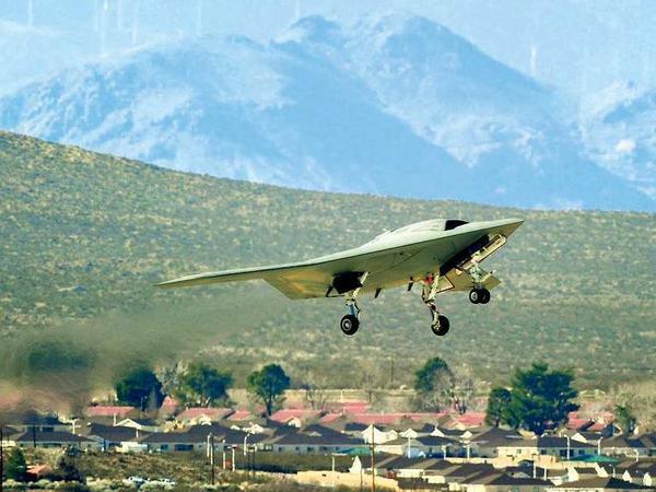 Kriegsgerät. Schon jetzt setzen Armeen Waffen mit einem hohen Grad an Autonomie ein, etwa das unbemannte Flugzeug X47-B, das selbstständig starten und landen kann. 