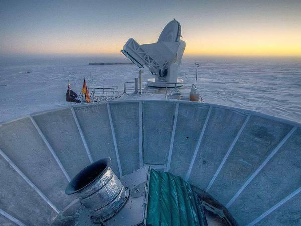 Detektor am Südpol. Mit diesem Radioteleskop (im Vordergrund) studierten die Astrophysiker drei Jahre lang die kosmische Hintergrundstrahlung – und entdeckten Hinweise auf Gravitationswellen, die so alt sind wie das Universum.