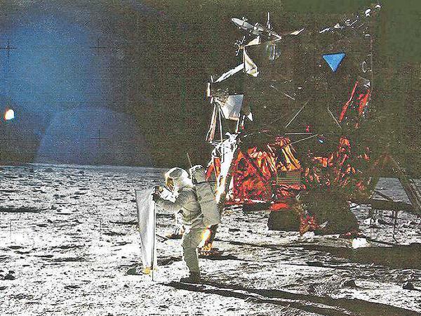 Reale Mondlandung mit Ton und Farbe. Nach dem ersten Mann im Mond, Neil Amstrong, verließ am 20. Juli 1969 auch Buzz Aldrin die Mondlandefähre „Eagle“ für zweieinhalb Stunden.
