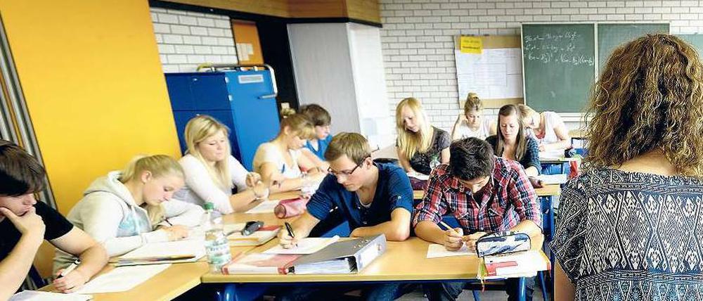 Konzentriert. An ostdeutschen Schulen wird deutlich seltener fachfremder Unterricht erteilt als im Westen, was ein Grund für den Erfolg sein könnte. Am Abitur nach zwölf Jahren hielten Sachsen und Thüringen gleich nach der Wende fest. 