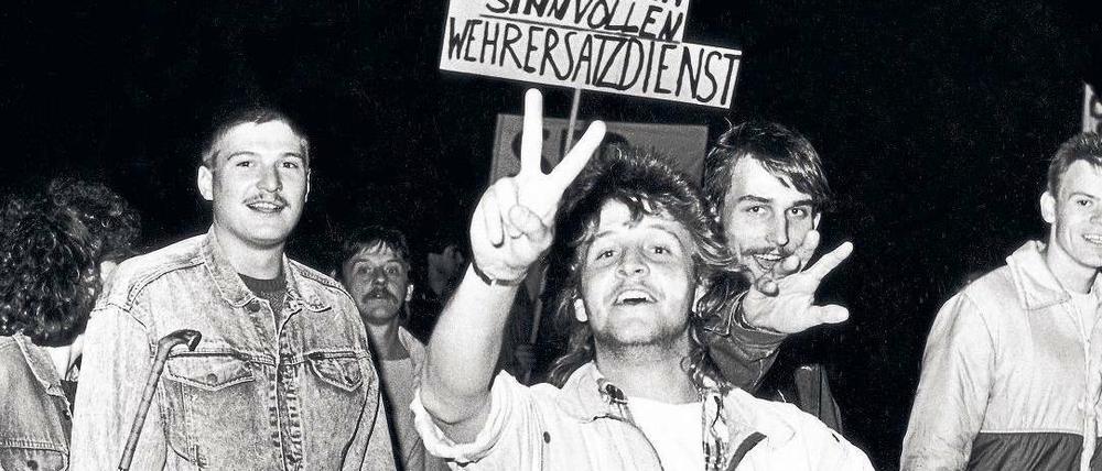 Bei einer Demonstration in Leipzig 1989 demonstrieren junge Männer für einen sinnvollen Wehrersatzdienst.