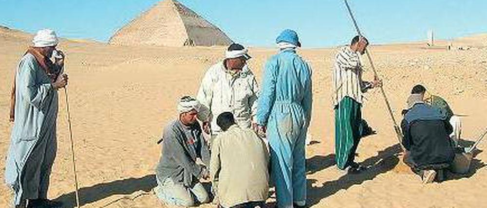 Lokale Mitarbeiter des DAI in Ägypten nehmen Probebohrungen nahe einer Pyramide vor.