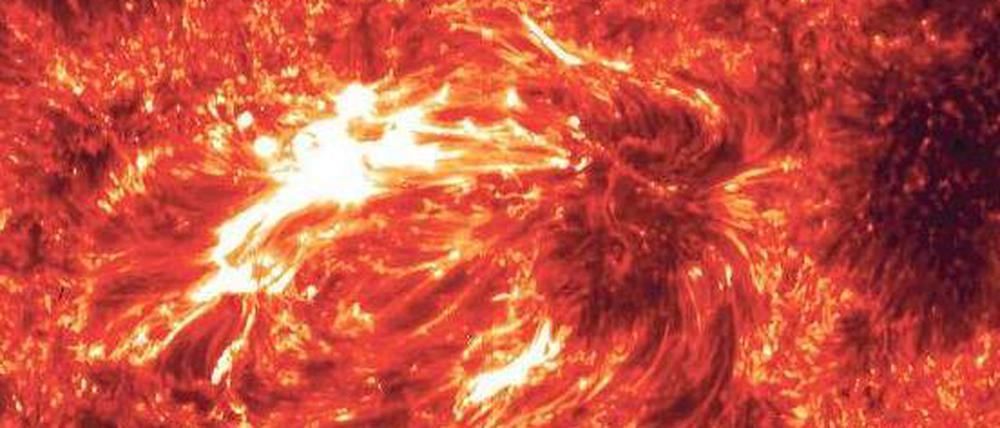 Eine vom Weltraumteleskop „Iris“ aus gemachte Aufnahme einer Region mit Sonnenflecken.