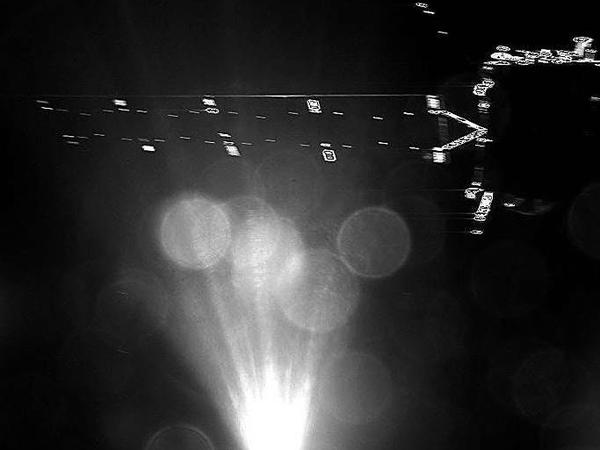 Und tschüss! Dieses Bild machte „Philae“ nach dem Abkoppeln von der Sonde „Rosetta“. Es zeigt das Mutterschiff, das den Lander zehn Jahre lang getragen hatte. Foto: AFP/Esa