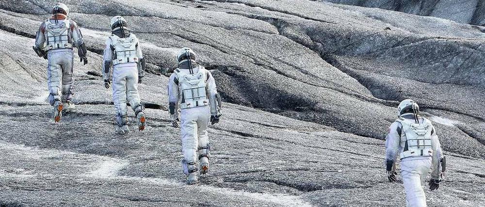 Lebensfeindlich. Die Protagonisten in "Interstellar" suchen eine neue Heimat für den Menschen. Nach wilder Reise durch ein Wurmloch gelangen sie auf einen Eisplaneten. 