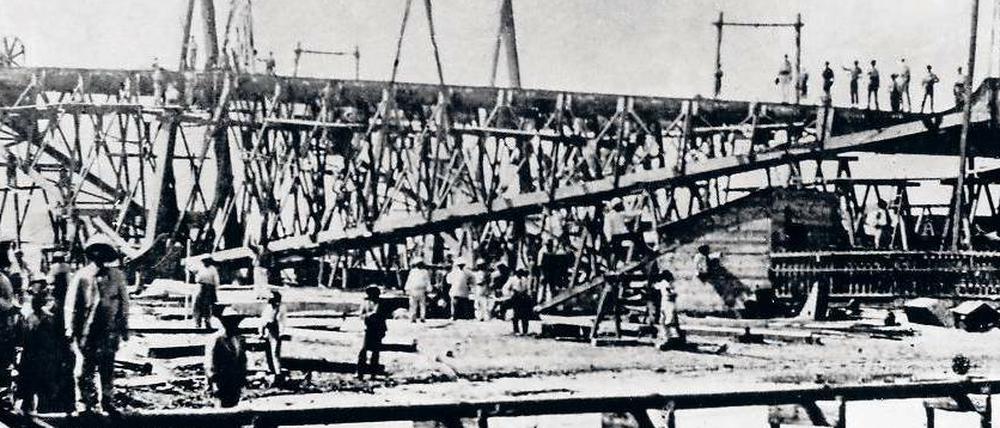 Ungeahnte Schwierigkeiten behinderten den Bau des Suezkanals - unter anderem eine vom Sultan zunächst verweigerte Baugenehmigung, britische Interventionen und Infrastrukturprobleme. Letztere führten etwa zur Entwicklung neuer Baumaschinen.