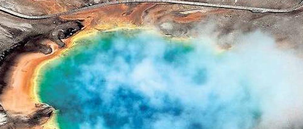 Ventil der Erde. Heiße Quellen wie die „Grand Prismatic Spring“ lassen erahnen, dass unter dem Yellowstone-Nationalpark ein Vulkan schlummert. Dessen Ausmaße sind indes gewaltig. 