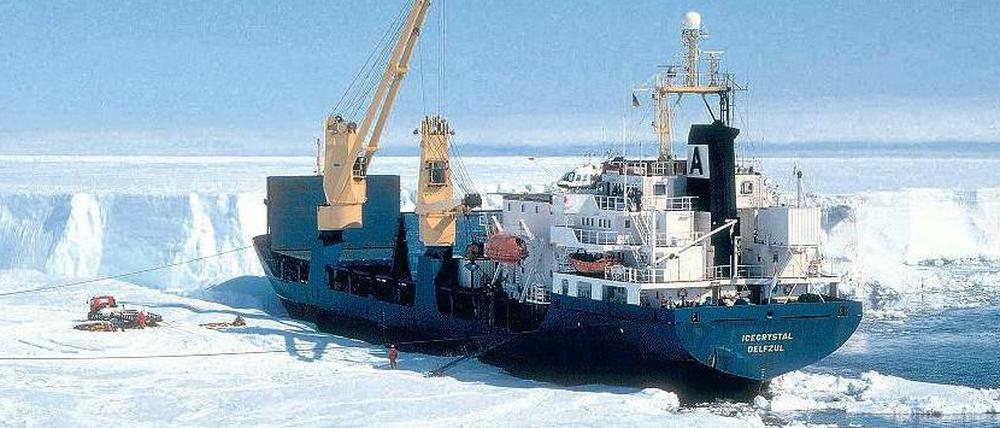 Ein Forschungsschiff setzt Messgeräte auf dem Schelfeis der Antarktischen Halbinsel ab.