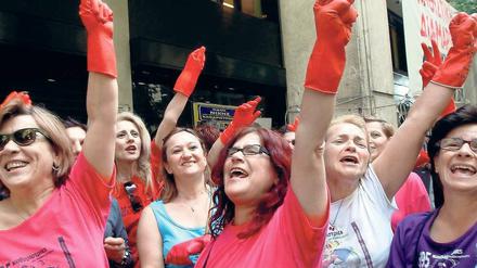 Ganz unten. Arbeitsfelder, auf denen Frauen arbeiten, trifft die Krise besonders. Das Foto zeigt Putzfrauen, die gegen ihre Entlassung aus dem griechischen Finanzministerium protestieren. Die neue Regierung hat sie wieder angestellt. 