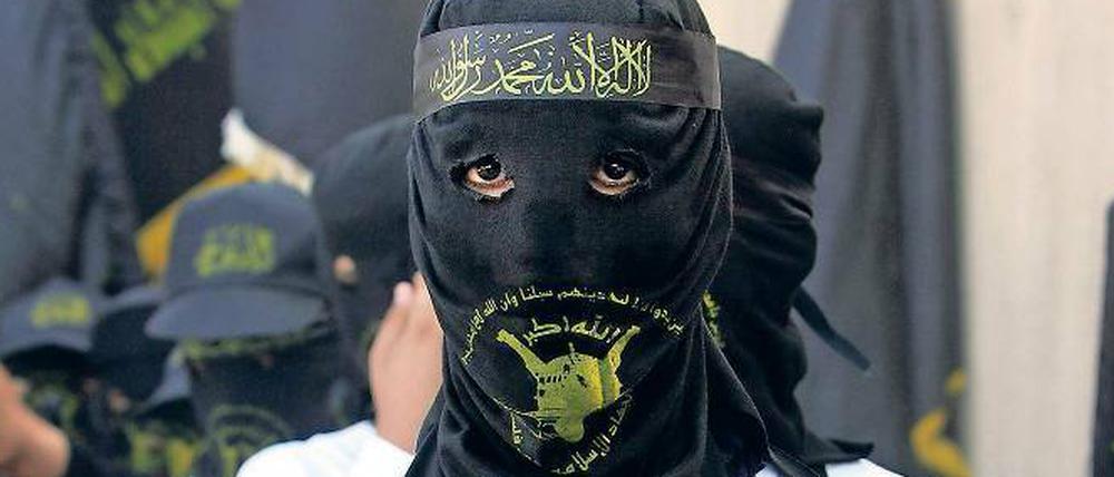 Provokation. Ein palästinensischer Aktivist der Terrororganisation "Islamischer Dschihad" demonstriert mit einer Sprengstoffgürtel-Atrappe.