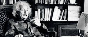 Belesen. Einsteins Bibliothek wanderte mit ihm nach Princeton und nach seinem Tod an die Hebrew University in Jerusalem. Dort werden heute zusätzlich Bücher gesammelt, die über den großen Physiker verfasst werden – so wie zum Jubiläum der Relativitätstheorie.