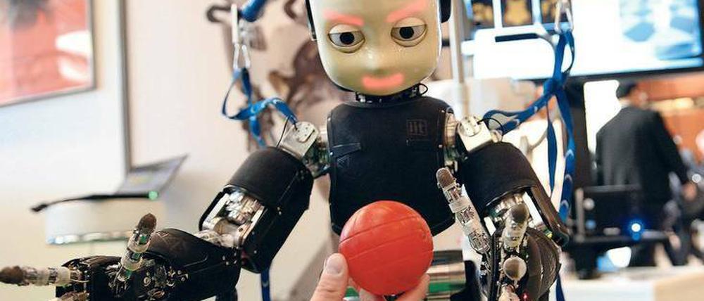 Intelligenzbestie. Bislang tun Maschinen nur das, was ihnen Menschen zuvor ins Programm geschrieben haben. Roboter wie der humanoide „ iCub“ jedoch sind so konstruiert, dass sie selbstständig lernen – zum Beispiel einen Ball zu greifen. 