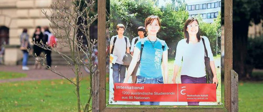 Internationalität schmückt. Aber Studierendenvertreter und ausländische Studierende beklagen immer wieder undurchsichtige Abläufe bei der Zeugnisprüfstelle Uni-Assist. Das Foto zeigt ein Plakat auf dem Campus der Hochschule Anhalt in Köthen.