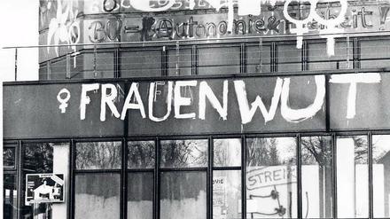 Ein Schriftzug an einer Fassade besagt: Frauenwut.