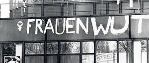Ein Schriftzug an einer Fassade besagt: Frauenwut.