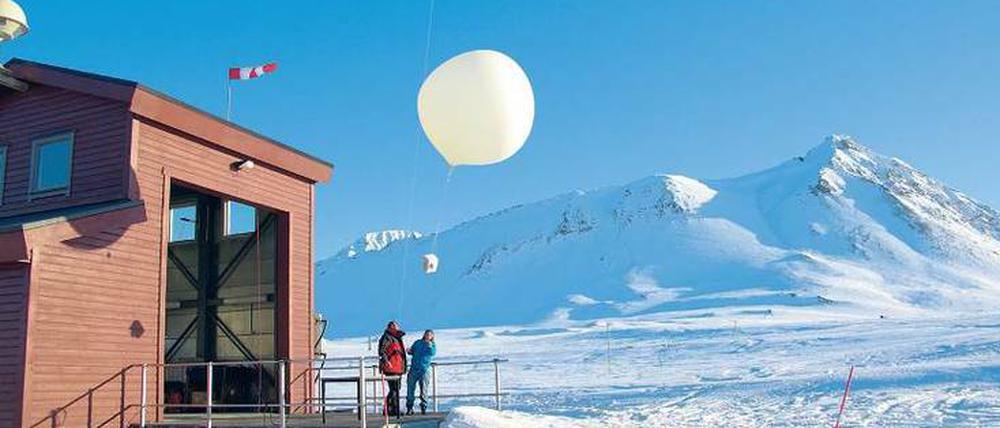 Start einer Ozonsonde an einem Heliumballon auf Spitzbergen. 