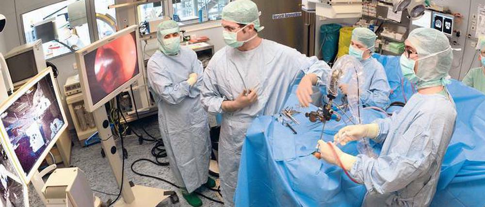 Rettender Eingriff. Moderne Operationstechnik ermöglicht eine bessere Krebschirurgie im Gehirn, wie hier an der Universitätsklinik in Leipzig. 