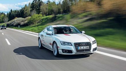 Zügig voran. Der autonom gesteuerte Audi A7 wird auf der Autobahn A9 erprobt – auch auf der Überholspur. 