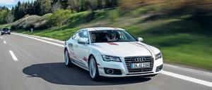 Zügig voran. Der autonom gesteuerte Audi A7 wird auf der Autobahn A9 erprobt – auch auf der Überholspur. 