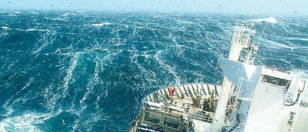 Raue See. Ein Forschungsschiff kämpft sich durch das Südpolarmeer, damit die Crew Kohlenstoffmessungen in der oberen Wasserschicht machen kann. 