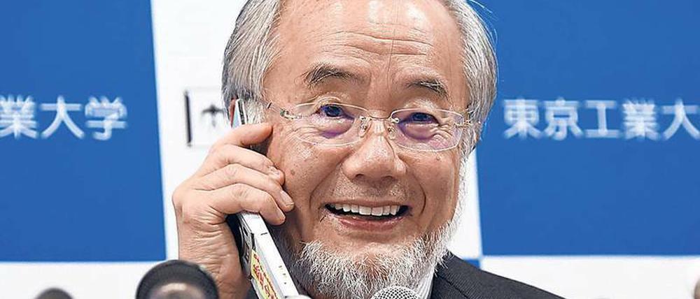 Anruf vom Chef. Kurz nach Bekanntgabe des Nobelpreises gibt Yoshinori Ohsumi eine Pressekonferenz – und bekommt einen Anruf vom japanischen Premierminister Shinzo Abe.