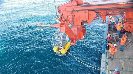 Allein in der Arktis. An Bord der Polarstern brachten Forscher den Tiefsee-Roboter „Tramper“ in die Nähe von Spitzbergen und setzten ihn aus. Das Gerät misst ein Jahr lang autonom am Meeresgrund den Sauerstoffgehalt im Sediment.