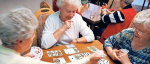Durch Brett- und Kartenspiele trainieren Senior:innen ihre kognitiven Fähigkeiten und ihr Gedächtnis.