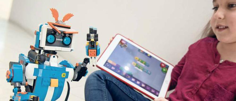 Spielerisch programmieren. Kleine Roboter lassen sich von Kindern mithilfe einfacher Programmiersprachen steuern und fördern Neugier und das logische Denken. 