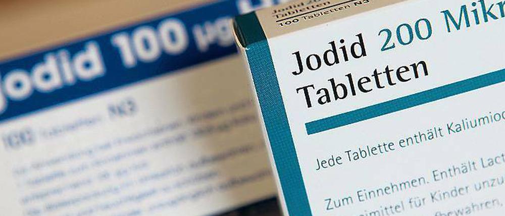 Jod-Tabletten blockieren die Schilddrüse, so dass sie kein radioaktives Nuklid aufnehmen kann. 