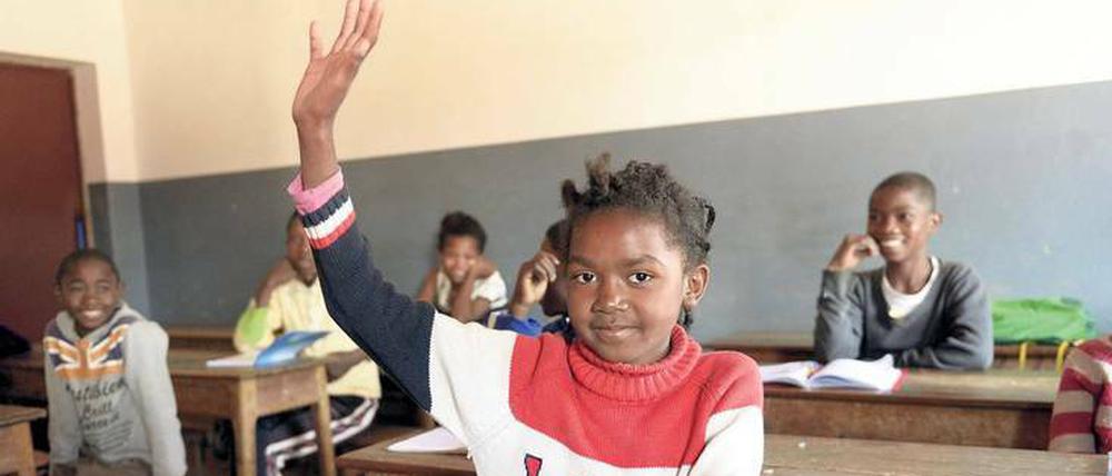 Neue Chancen. Vor allem, wenn in die Bildung von Mädchen investiert wird, kommt das der Gesundheit der ganzen Familie zugute. Doch weltweit gehen 263 Millionen Kinder nicht zur Schule. Im Bild eine Schülerin auf Madagaskar. 