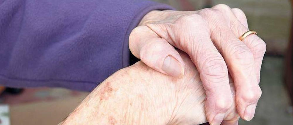 Die Gelenke leiden. Schmerzen in den Händen können ein erstes Anzeichen für eine rheumatische Erkrankung sein. 
