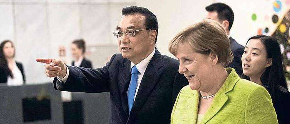 Da geht’s lang. Chinas Ministerpräsident Li Keqiang weist Bundeskanzlerin Angela Merkel beim Berliner Innovationsforum den Weg.