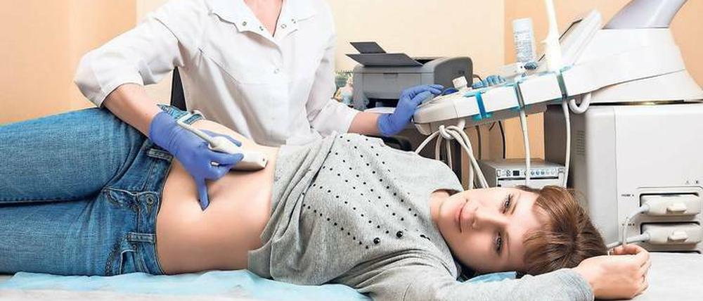 Noch verstehen Forscher nicht, warum Zellen der Gebärmutterschleimhaut in den Eierstöcken oder anderen Organen auftauchen und bei vielen Frauen Schmerzen verursachen. Ärzte können bislang nur die Symptome lindern. 