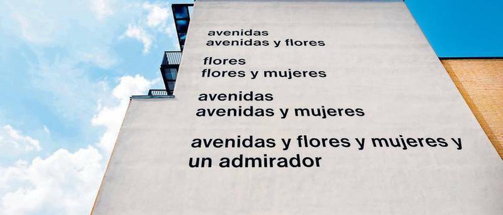 Das Gedicht "avenidas" auf der Fassade der Alice-Salomon-Hochschule.