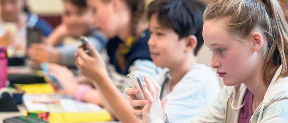 Rascher Blick. News und Soziale Netzwerke sind dank Smartphones allgegenwärtig – auch in der Schule. Doch wie man mit Nachrichten umgeht, lernen Schüler selten. 