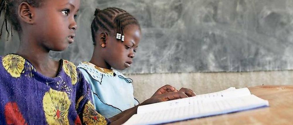 Konzentriert. Schülerinnen in Burkina Faso. Mädchen sind bei der Bildung oft besonders benachteiligt. 